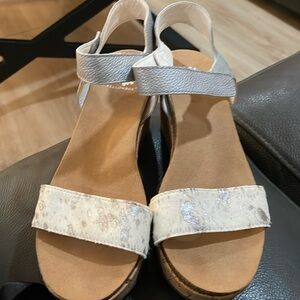 Yellow Box Gabriella Hook Loop Wedge Sandals sz 8.5 White Silver Leather